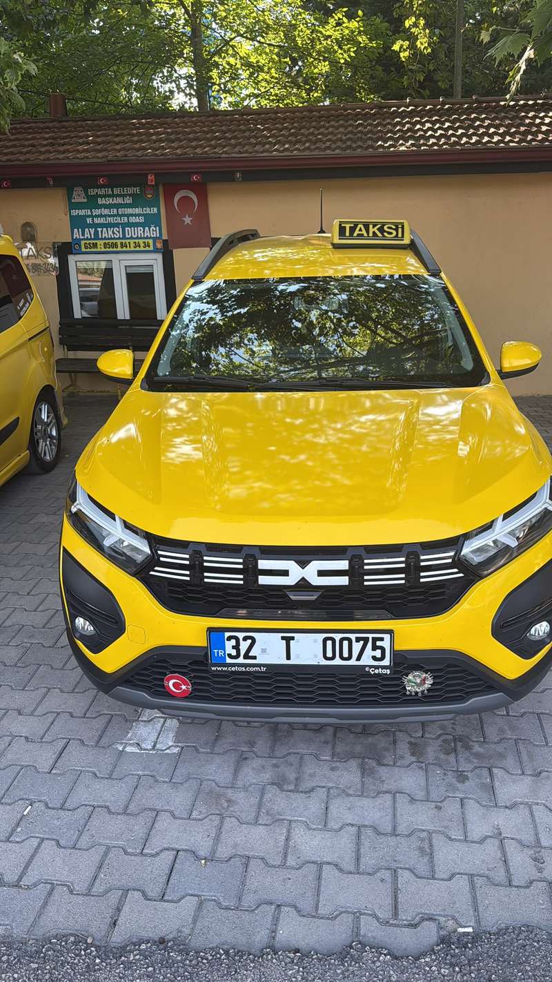 Alay Taksi Durağı önünde 32 T 0075 Dacia Jogger taksi