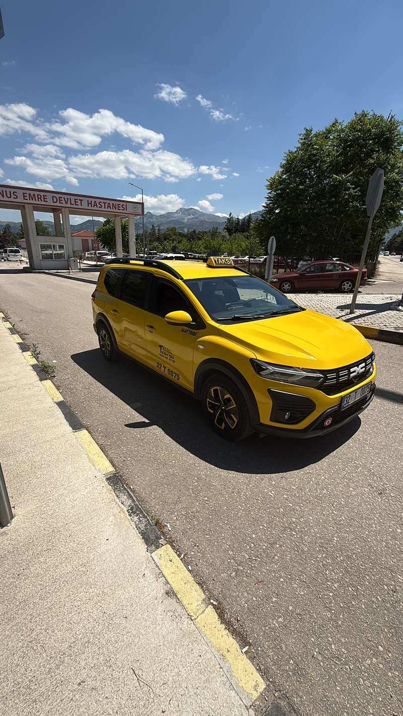 Alay Taksi 32 T 0075 Dacia Jogger hastane girişi yakınında
