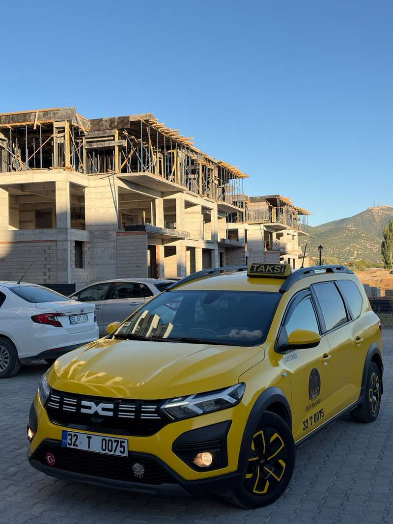 Alay Taksi 32 T 0075 Dacia Jogger taksi, gün ışığında