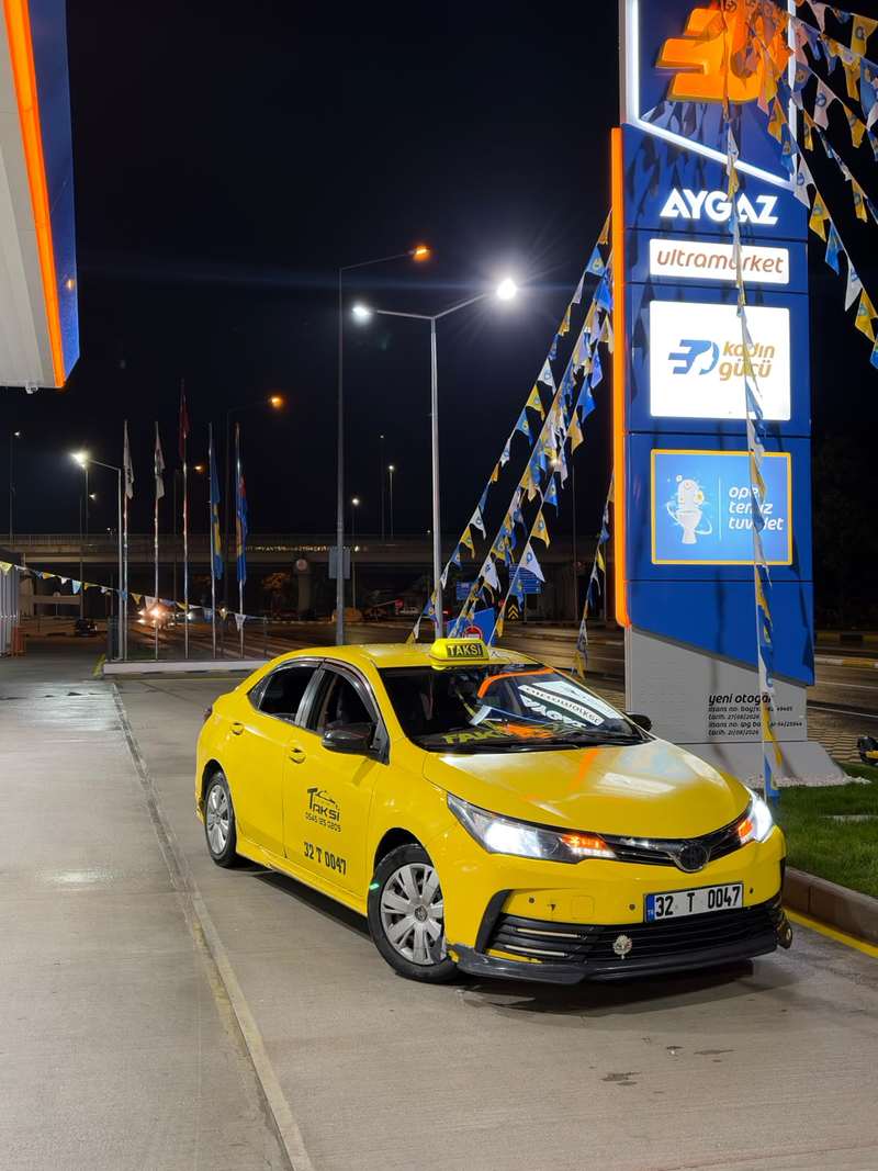 Gülistan Taksi 32 T 0047 Corolla taksi, akaryakıt istasyonu önünde