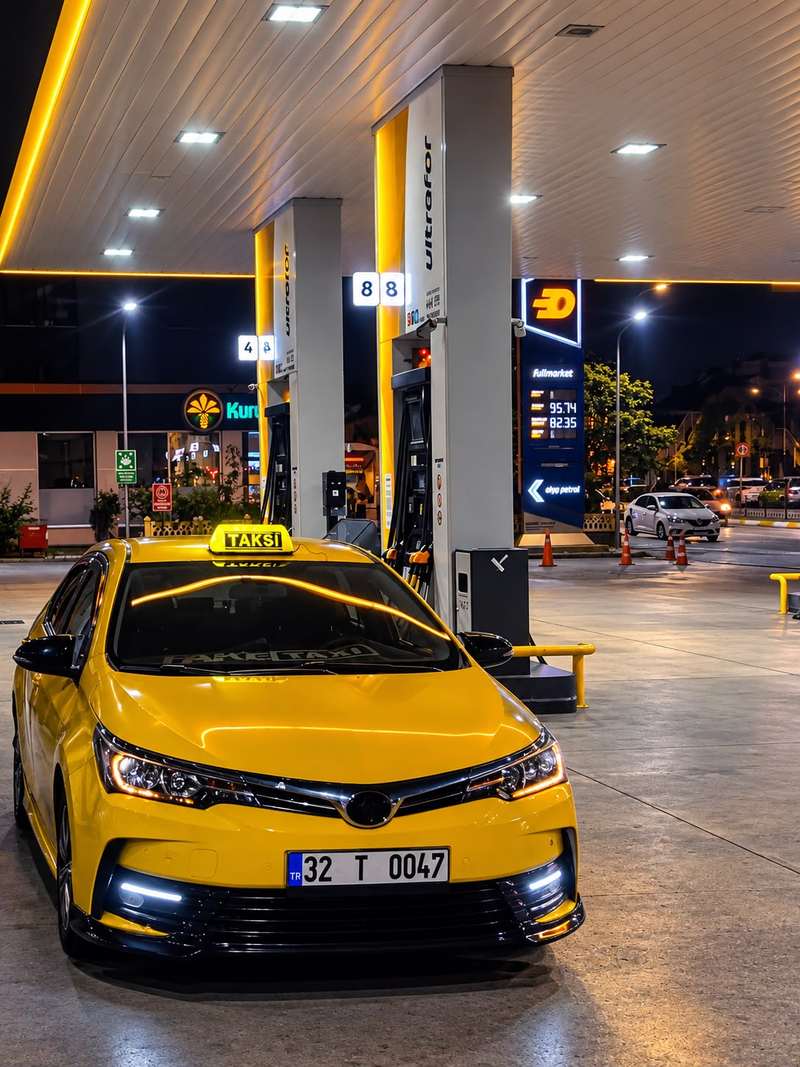 Gülistan Taksi 32 T 0047 Toyota Corolla taksi, gece akaryakıt istasyonunda