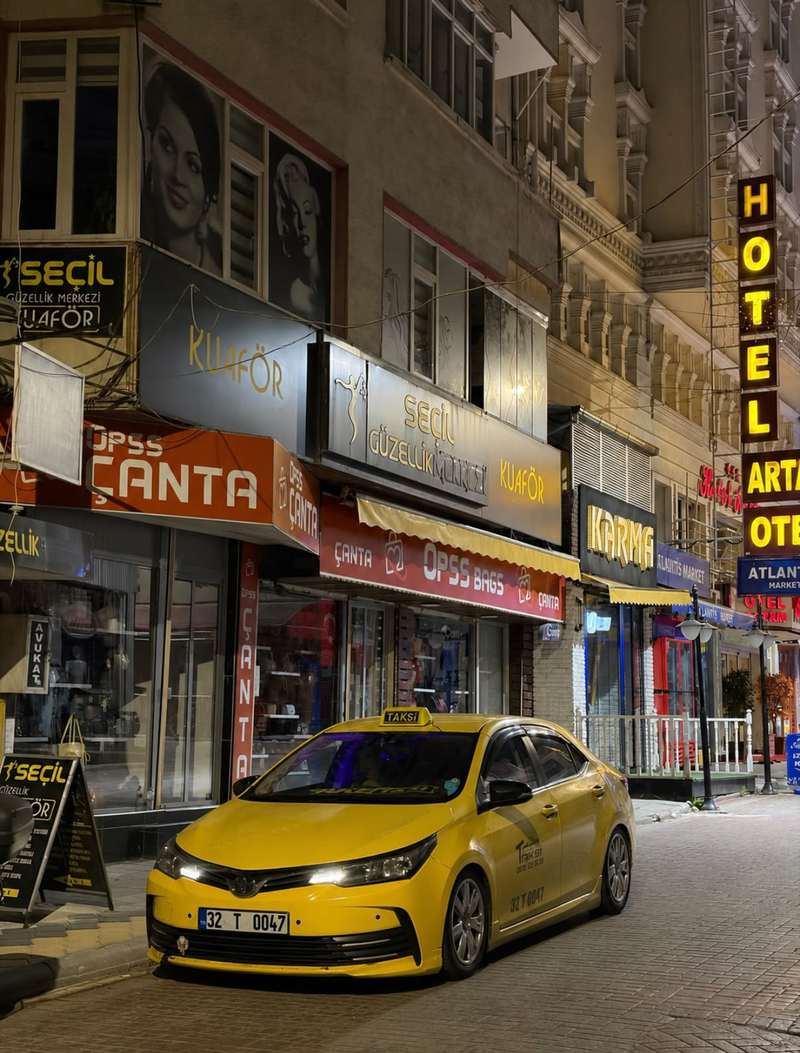 Gülistan Taksi 32 T 0047 Isparta şehir merkezinde gece